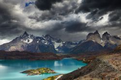 Il lago Pehoe ed il massiccio del Torres del Paine in Cile. Spesso il clima della zona risulta tempestoso, con forti raffiche di vento e scrosci di pioggia o neve, ma il fascino del parco nazionale, ...