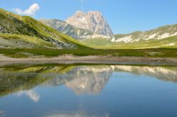 Il Gran Sasso si specchia sul Lago Pietranzoni, ...