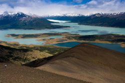 Il ago Roca e sullo sfonfo il ghiacciaio Perito Moreno nel parco Los Glaciers El Calafate Argentina - © grayleen / Shutterstock.com