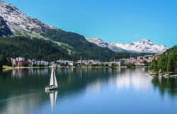 Lago di St Moritz, il panorama magico dell'Engadina in Svizzera - © Luis Viegas / Shutterstock.com