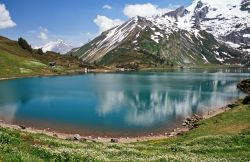 Panorama sul lago Trubsee, Engelberg - Situato nel cantone svizzero di Obwalden, questo lago di montagna dalle acque limpide e cristilline si trova ai piedi del monte Titlis. Lo si può ...