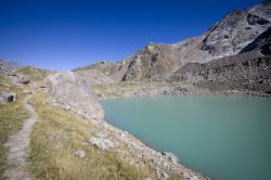Lago alpino tra le montagne di Macugnaga (Alpi Pennine) in Piemonte. L'escursione più bella in estate è quella che conduce al Lago delle Fate - © chiakto / Shutterstock.com ...