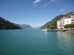 Lago dei Quattro Cantoni fotografato dalle rive di Brunnen in Svizzera