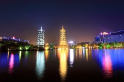 Lago di Guilin e pagode gemelle fotografate di notte (sud della Cina) - © chungking / Shutterstock.com