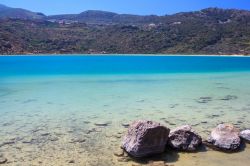 Un particolare dello Specchio di Venere, il lago che si apre sulla costa nord-orientale di Pantelleria: notevoli le sue acque turchesi di origine termale. E' balneabile e incanta letteralmente ...
