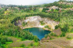 Lago vulcanico Ata Mbupu, uno dei tre laghi di Kelimutu, una delle attrazioni più famose dell'Indonesia, sull'isola di Flores - © Ammit Jack / Shutterstock.com