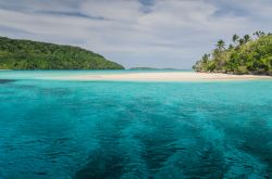 Come una Laguna blu: il mare cristallino e le sabbie bianche delle isole di Tonga - © Michal Durinik / Shutterstock.com
