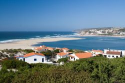 Laguna di Obidos, Portogallo - Natura ancora incontaminata per Obidos che vanta una bella laguna di circa 12 chilometri. Le spiagge, poco frequentate anche nei mesi estivi, sono fra le più ...