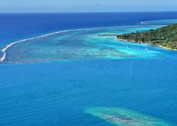 Laguna nord ovest di Moorea dal Belvedere sopra Papetoai Baia di Opunohu Polinesia. Da notare il pass che permette alle acque dell'oceano di entrare nella laguna e nella baia. I pass sono ...