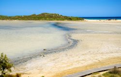 Laguna e grande spiaggia di Chia, nel sud della Sardegna - © marmo81 / Shutterstock.com