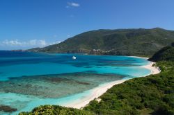 Una laguna turchese a Virgin Gorda, certamente una delle isole più belle dei Caraibi, nel gruppo delle BVI (British Virgin Islands) - © Thomas Barrat / Shutterstock.com ...
