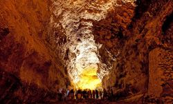 La Cueva de Los Verdes a Lanzarote, Isole Canarie. Si trova nella porzione nord-orientale di Lanzarote, e si tratta di un dei tunnel di lava più grandi del mondo. In virtù ...