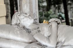 Lapide in marmo al Cimitero monumentale Campo Verano a Roma - © Andreas Zerndl / Shutterstock.com