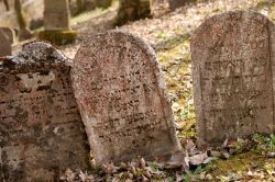 Lapidi al cimitero ebraico di Trebic,  Repubblica Ceca. E' suddiviso in due parti risalenti rispettivamente al XV° e al XIX° secolo e ospita circa 4 mila sepolture - © ...