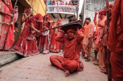 Lathmar Holi, una variante del Festival dei Colori in Uttar Pradesh, India. Le donne possono "bastonare" gli uomini che si difendono con degli scudi di cuoio - © AJP / Shutterstock.com ...