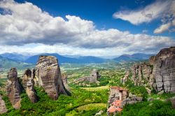 Le montagne delle Meteore con i monasteri ortodossi - Sulla sommità delle falesie sorgono impettiti i monasteri in posizioni che regalano panorami surreali sui paesaggi circostanti a ...