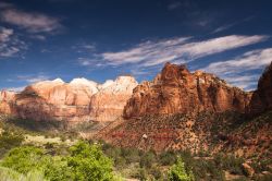 Allo Zion National Park, situato negli Stati Uniti sud-occidentali, nello stato dello Utah, le rocce colorate e stratificate testimoniano una storia geologica cominciata 260 milioni di anni ...