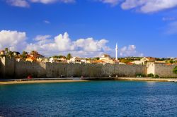 Le antiche mura di Rodi che racchiudono il borgo storico, Grecia - Si affaccia imponente sull'acqua del mare la fortificazione muraria di Rodi il cui nome deriva dal greco antico con il ...