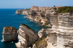 Le falesie bianche di Bonifacio, nel Sud della Corsica, sono sculture stratificate modellate nei secoli dagli agenti atmosferici, schiaffeggiate costantemente dal mare e battute dai venti - Oleksiy ...