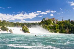 Le cascate di Sciaffusa lungo il corso del Reno, le piu ampie cascate d'Europa  - © Milosz_M / Shutterstock.com