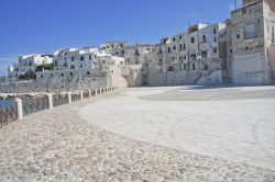 Le case bianche di Vieste, uno dei borghi più belli del Gargano, sul versante adriatico della Puglia - © Quanthem / Shutterstock.com