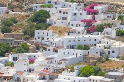 Le case del centro di Lindos a Rodi, Grecia - Semplici forme geometriche e intonaco rigorosamente bianco per le tipiche abitazioni di Lindos impreziosite solo dalle tonalità sgargianti ...