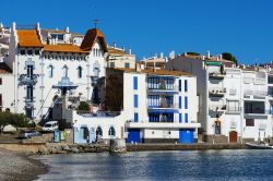 Le eleganti case di Cadaques si affacciano sul mare della Catalogna, in Spagna - © Vilainecrevette / Shutterstock.com