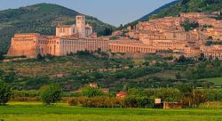 Le due Basiliche di San Francesco e il borgo Assisi. Talmente diverse da essere complementari, la chiesa inferiore e quella superiore sono il punto di partenza di un tour alla scoperta di Assisi. ...
