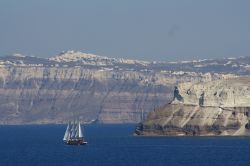 Le falesie di Santorini: Thira è in realtà un fianco della caldera del vulcano Paleo Kameni che eslose in modo violentissimo 3600 anni fa. Forse il mito di Atlantide nasce proprio ...