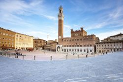 Piazza del Campo a Siena è un ambiente estremamente scenografico, oltre che fondamentale per la storia e il governo della città nel corso dei secoli. La pianta a forma di conchiglia ...