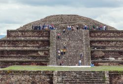 Le imponenti piramidi di Teotihuacan in Messico richiamano ogni nno decine di visitatori - © Vadim Petrakov / Shutterstock.com