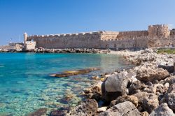 Le mura di Rodi viste dalla baia di Mandraki, Grecia - Le imponenti fortificazioni di Rodi sono costituite da una cintura difensiva costruita attorno alla città vecchia e caraterizzata ...