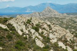 Le montagne del Desert des Agriates, Corsica - le montagne brulle del Desert des Agriates, coperte da una vegetazione di macchia mediterranea bassa tipica della Corsica, sono senza dubbio luoghi ...