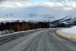 Le montagne di Abisko Svezia: sulla sinistra si nota la celebre valle a U (glaciale) di Lapporten (in Sami: Tjuonavagge)
