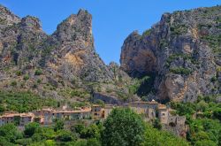 Le montagne dominano il Villaggio di Moustiers-Sainte-Marie in Francia - © LianeM / shutterstock.com