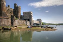 Le possenti mura del Castello di Conway, situato lungo l'omonimo fiume di Conwy, posto  nel nord del Galles - © Magdalena Bujak / Shutterstock.com