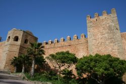 Le mura della vecchia Medina: proprio come nell'Europa medievale, le mura chiudono e proteggono il centro della città. Furono edificate inizialmente nel XII secolo, per poi essere ...