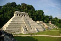 Le imponenti piramidi a gradoni di Palenque (Chiapas, Messico), sito archeologico Maya, che fungevano da monumenti funebri e templi per cerimonie religiose - © Yvan / Shutterstock.com ...