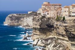 Il comune di Bonifacio, lungo la costa meridionale della Corsica, si sviluppa intorno a un fiordo di rocce calcaree bianche che contrastano col blu intenso del mare e danno origine a un porto ...