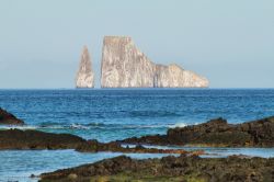 Le rocce del Leon Dormido rappresentano uno dei panorami più suggestivi che si possono ammirare sull'isola di San Cristobal alle Galapagos. Osservando questo sito provenendo da sud ...