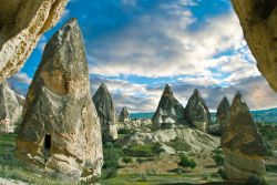 Le rocce intorno a Goreme il magico paesaggio della Cappadocia. Le rocce a punte, che costituiscono le famose Piramidi di Goreme, in alcuni casi abitate con "case" rupestri scavate ...
