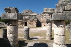 Le rovine di Palenque risalgono a migliaia di anni fa, ma dimostrano una certa abilità ingegneristica da parte dei costruttori Maya: gli edifici, al di là del fascino dei geroglifici ...