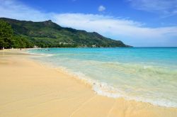 Le sabbie dorate di plage Beau Vallon Seychelles - © Oleg Znamenskiy / Shutterstock.com