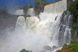 Le spettacolari cascate di Iguassù si trovano al confine tra Brasile ed Argentina - © Sergey Rusakov / Shutterstock.com