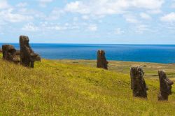 Alcune teste Moai sparse, sull'Isola di Pasqua in Cile - © Alberto Loyo / Shutterstock.com