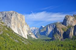 Le verdi foreste e le rocce di granito della Yosemite Valley negli USA - © SurangaWeeratunga / Shutterstock.com