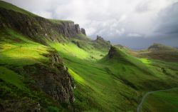 Le verdi montagne dell'Isola Skye in Scozia, l'isola del gruppo delle Ebridi più interne - © David Redondo / Shutterstock.com