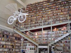 Ler Devagar, una delle librerie più belle del mondo. Si trova nell'LX Factory di Lisbona.