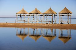 Letti in spiaggia sul Mar Rosso, ci troviamo nei pressi di Sharm el Sheikh in Egitto - © Andrzej Kubik / Shutterstock.com