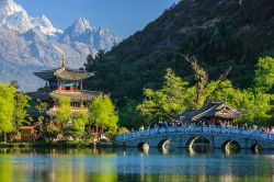 Lijiang, il parco del Drago Nero e la montagna del Drago di Giada. Fra gli angoli più fotografati vi sono le 3 piscine di acqua sulfurea bianca che si succedono una dopo l'altra e ...